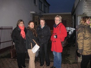 Susanne Bittner, Siew-Hong Leier, Ulrike Podlasly und Ingrid Grotjahn warten auf den Bus nach Buchhagen