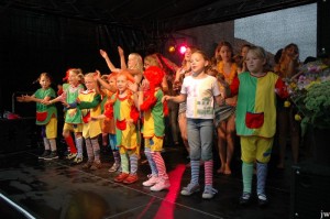 Die Kindertheatergruppe tanzt