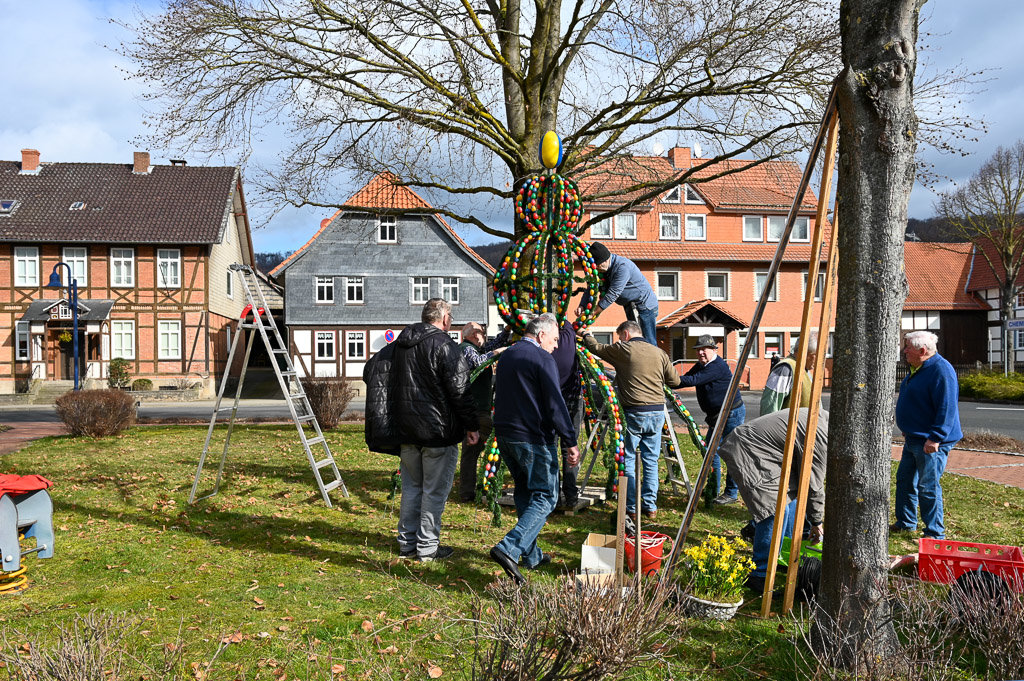 Die Kulissenbauer stellen die Osterkrone auf