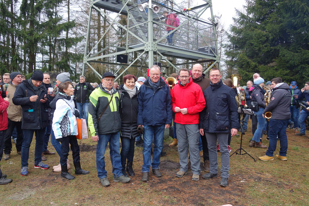 Gruppenfoto vor dem Raabe-Turm