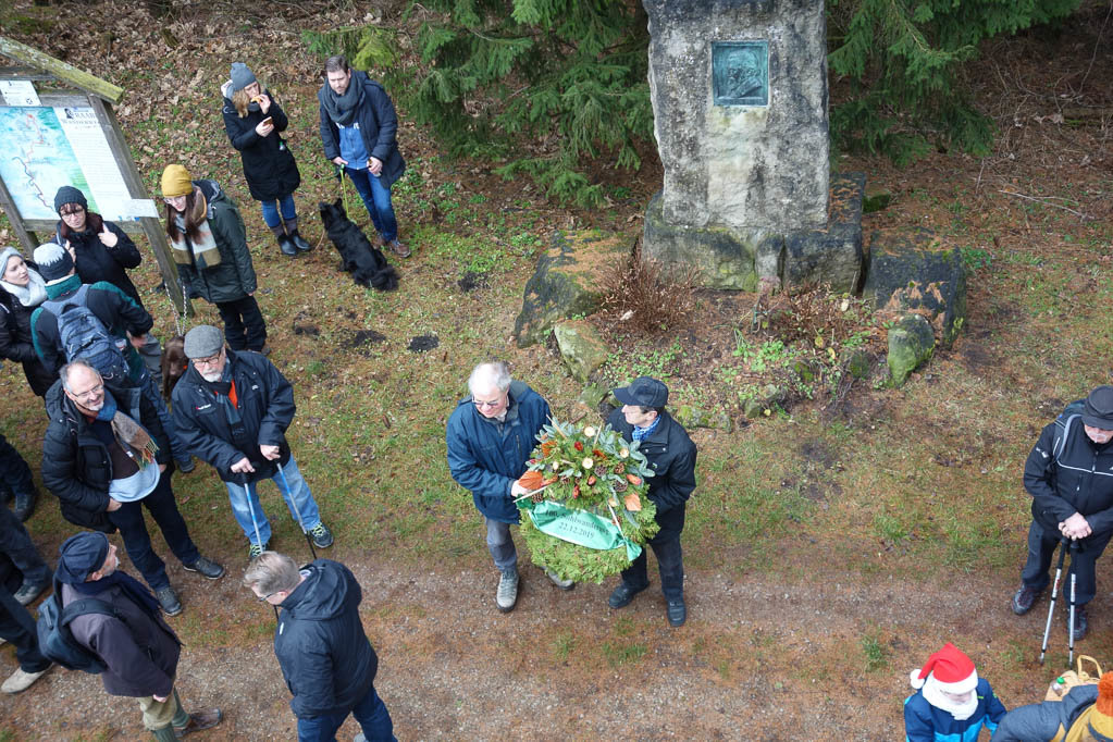 Kranzniederlegung am Wilhelm Raabe Gedenkstein