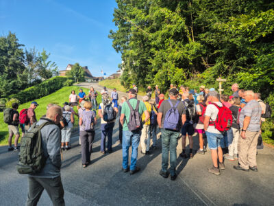 Begrüßung der Wanderer in Holzen