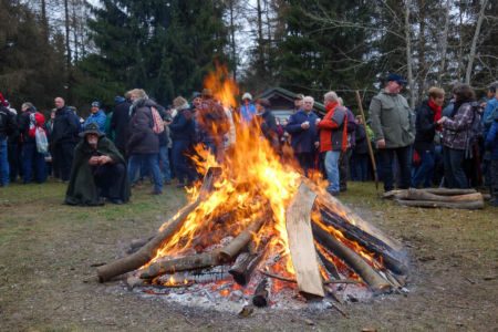 Das Feuer verbreitet wohlige Wärme