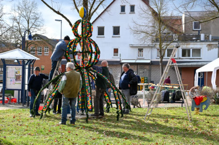 Die Osterkrone wird aufgebaut