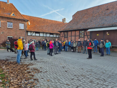 Die Wanderer am Buswendeplatz in Kaierde