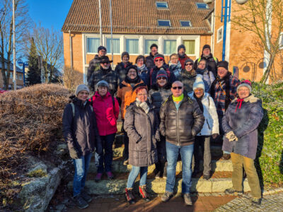 Gruppenfoto vor dem Rathaus